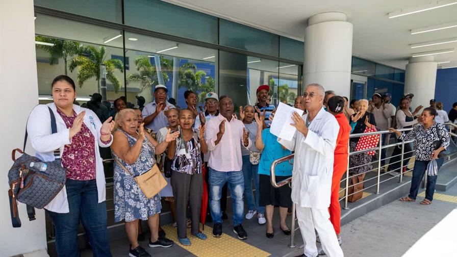 Oftalmólogos protestan en Cecanot por falta de pago de incentivos y equipos en mal estado