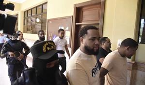 Imponen tres meses de prisión preventiva a seis hombres acusados de violación en Villa González