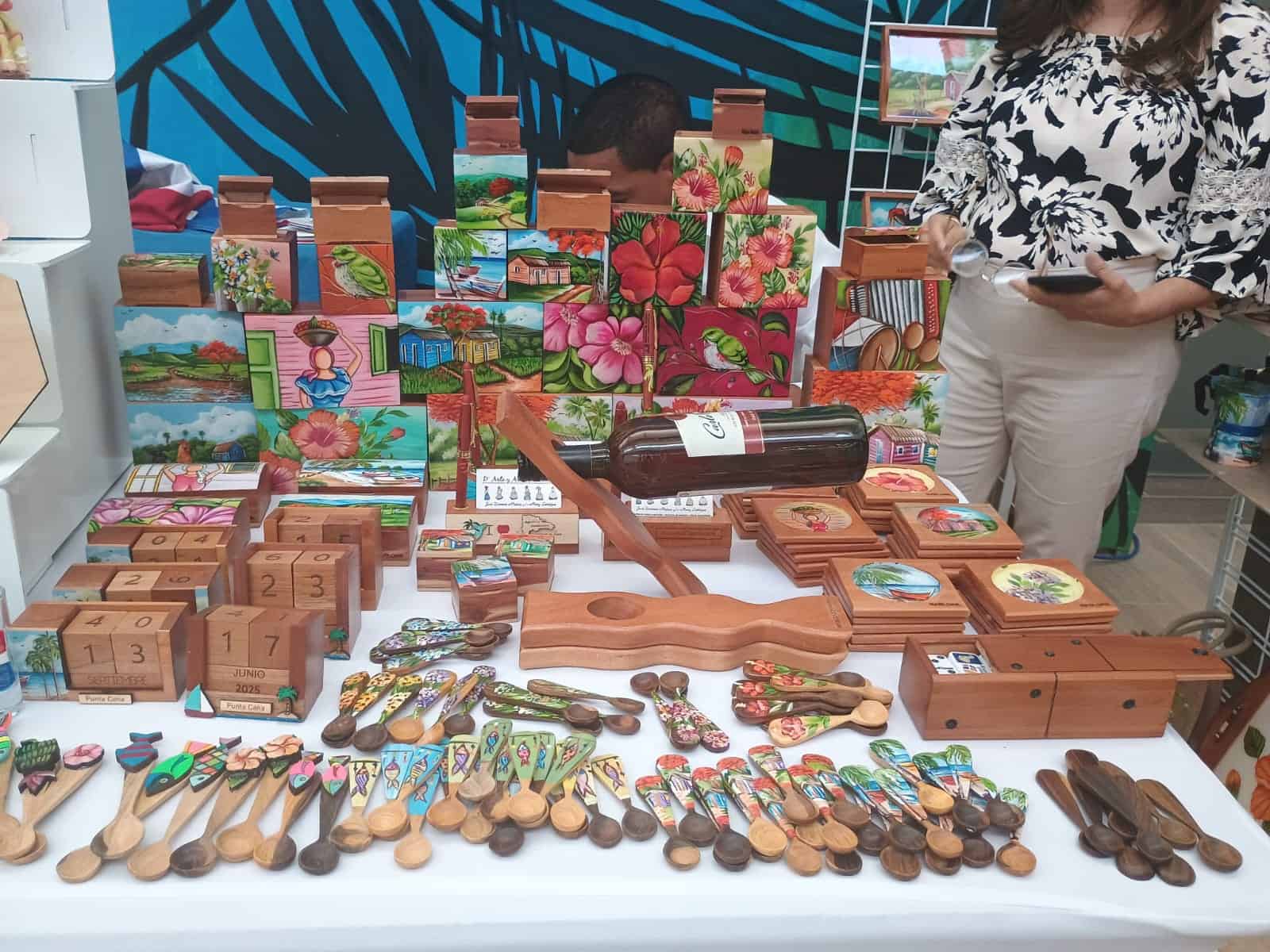 Artesanias dominicanas en venta durante la Exposición Comercial de Asociación de Hoteles y Turismo de la República Dominicana, Asonahores.