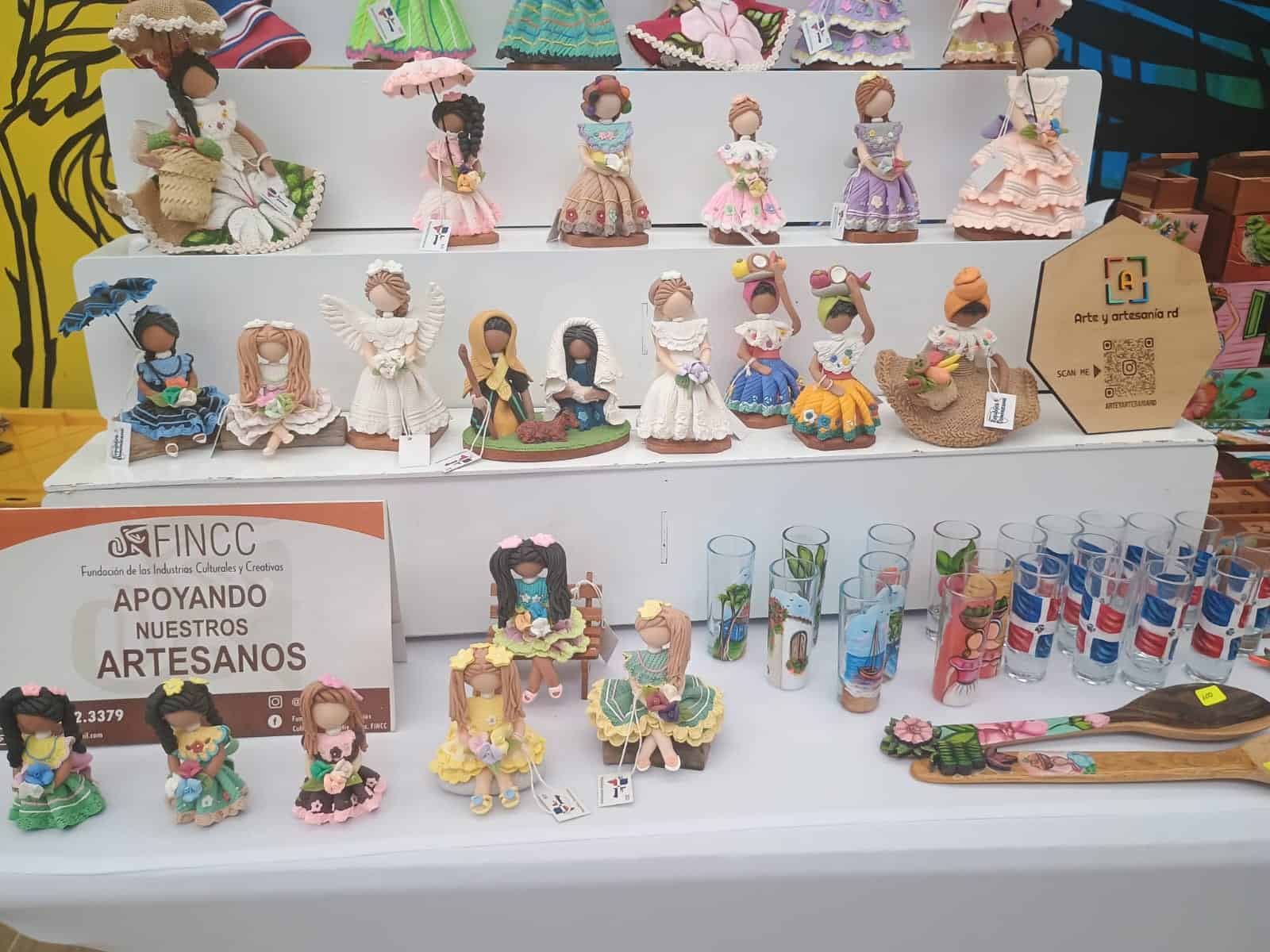 Artesanías dominicanas en venta durante la Exposición Comercial de Asociación de Hoteles y Turismo de la República Dominicana, Asonahores.