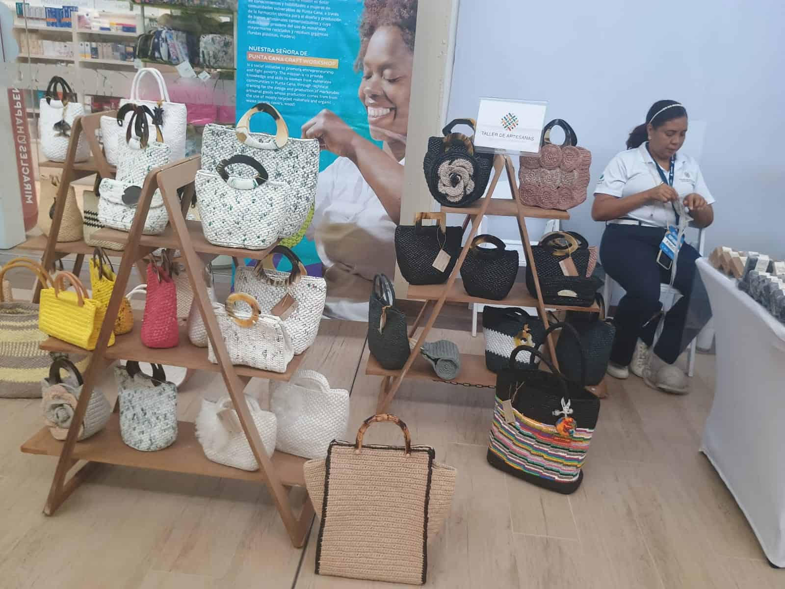 Artesanias dominicanas en venta durante la Exposición Comercial de Asociación de Hoteles y Turismo de la República Dominicana, Asonahores.