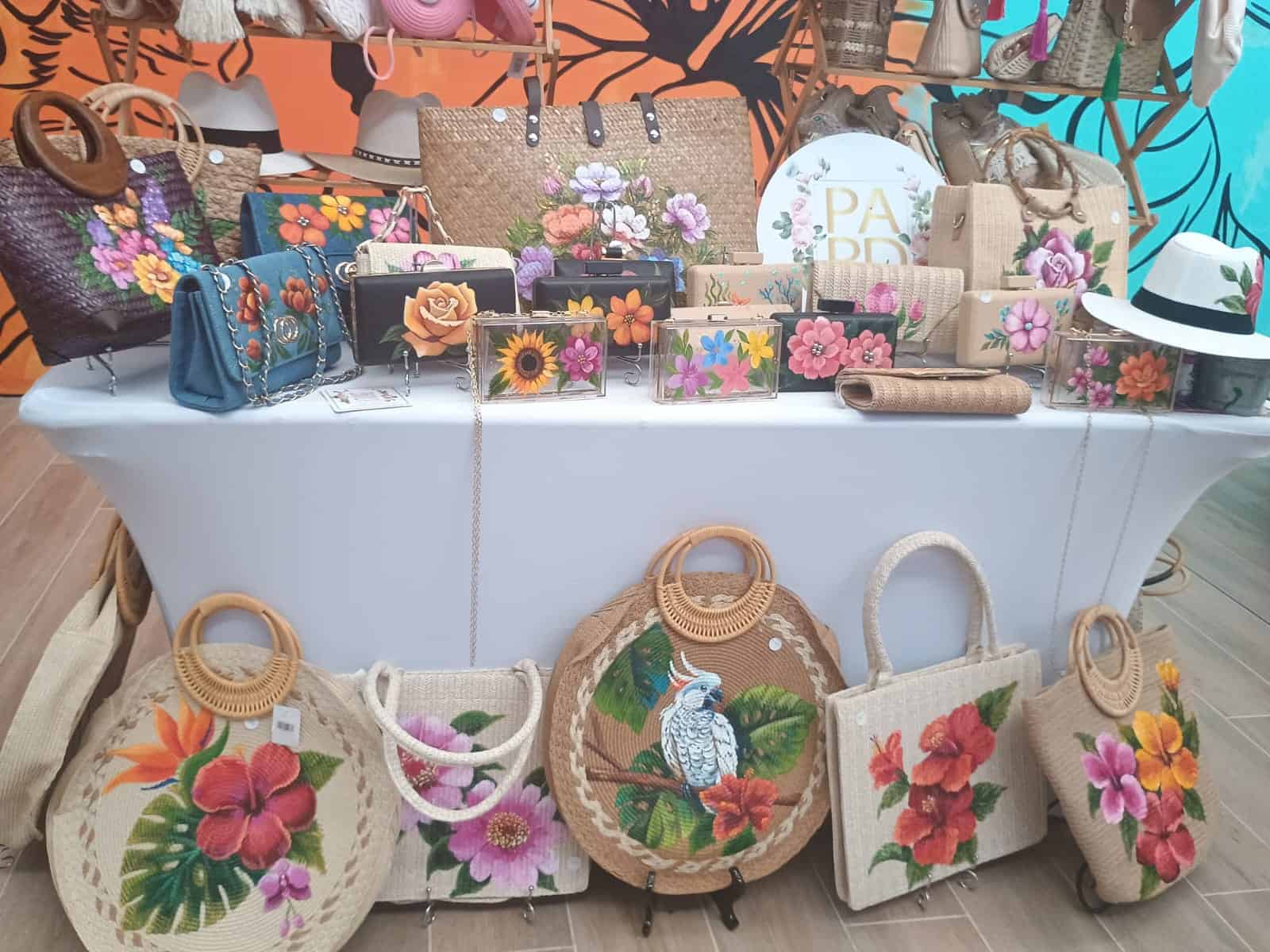 Artesanias dominicanas en venta durante la Exposición Comercial de Asociación de Hoteles y Turismo de la República Dominicana, Asonahores.