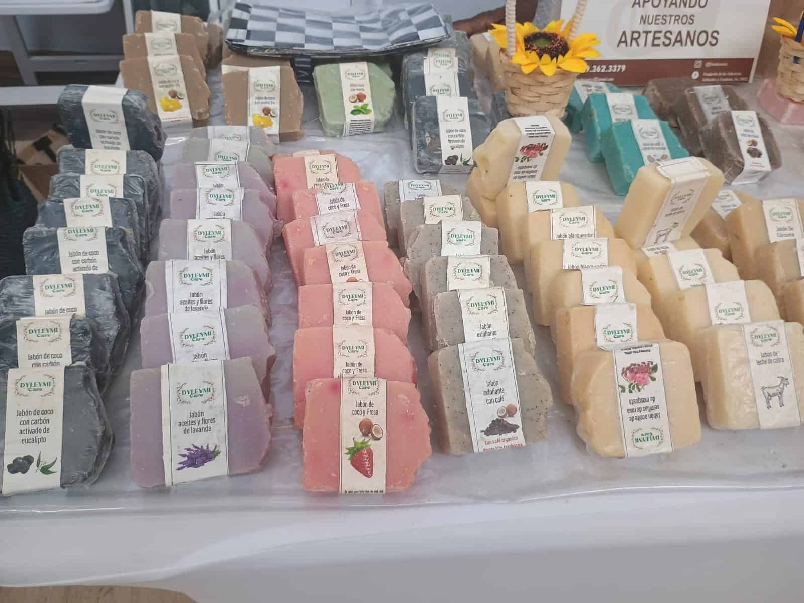 Artesanías dominicanas en venta durante la Exposición Comercial de Asociación de Hoteles y Turismo de la República Dominicana, Asonahores.