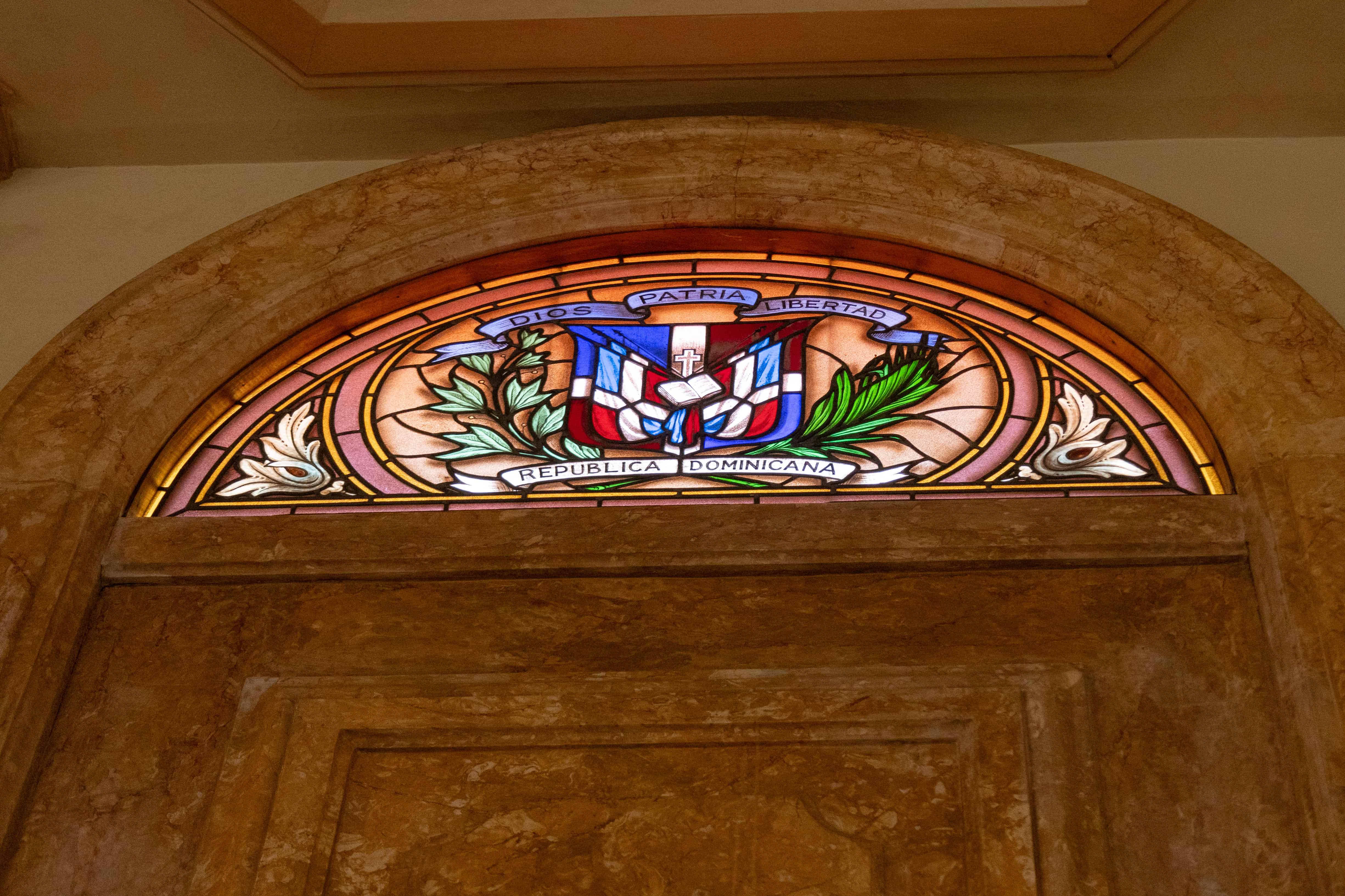 El escudo nacional en el Salón de Banquetes del Palacio Nacional.