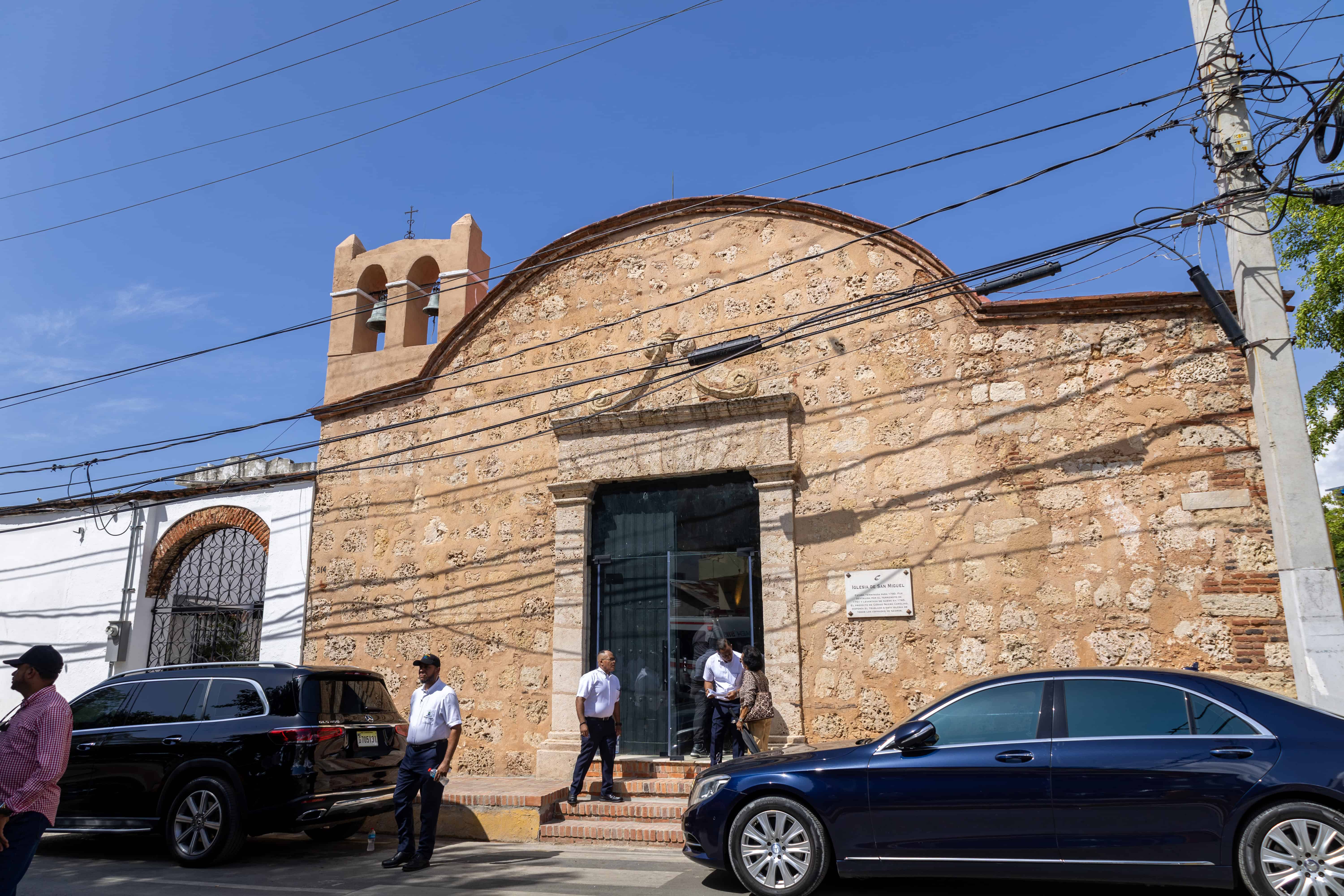 Fachada de la iglesia San Miguel en la Ciudad Colonial.