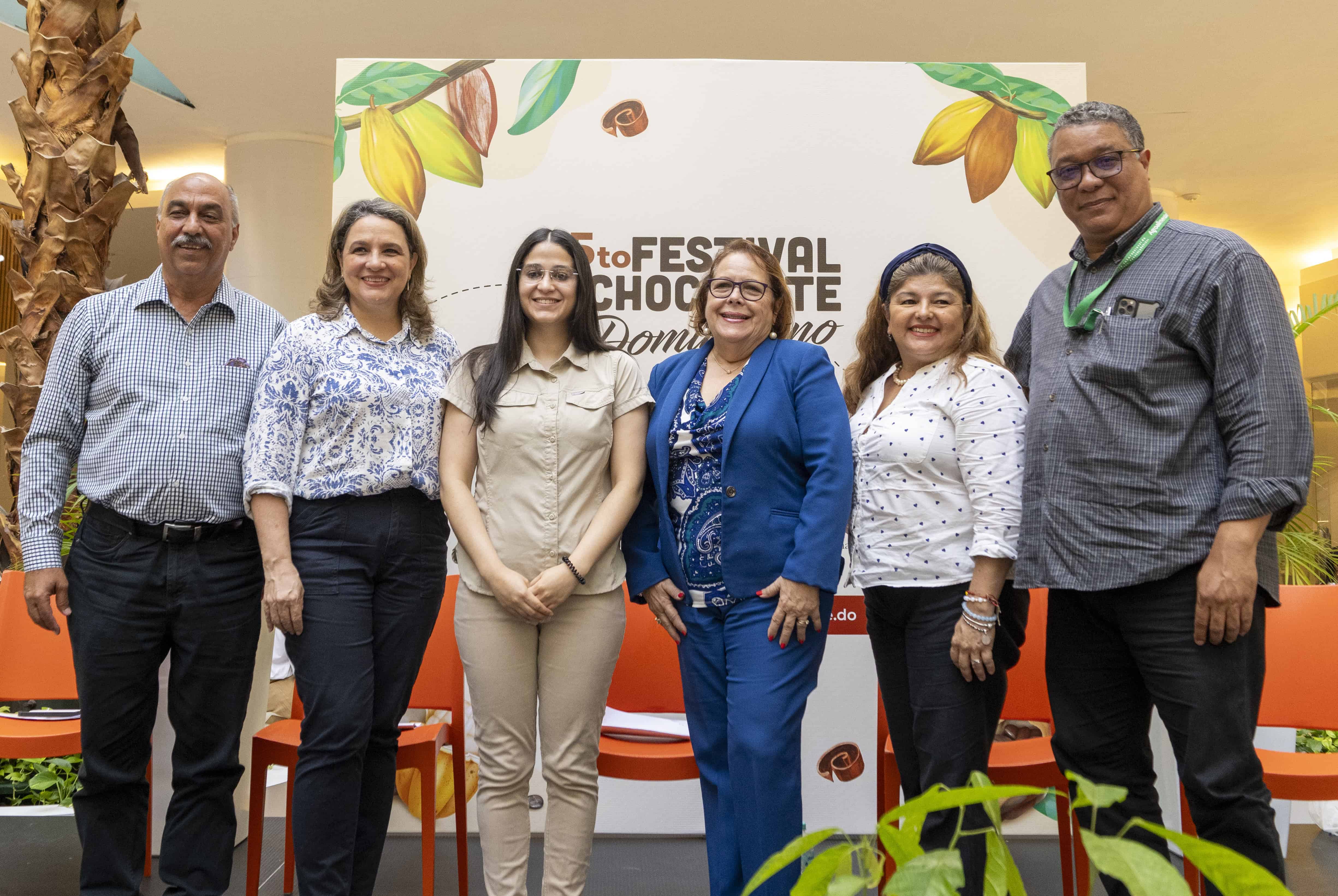 De izquierda a derecha: José Espinal, especialista en economía agrícol y comercialización; Soraya Rib, especialista en cacao; Laura Peralta, coordinadora del Proyecto Cacao Trace de la JAD; Ivonne García, especialista en producción sostenible de cacao; Diana Borrero, delegada país de la fundación Codespa y el economista Eladio Contreras.