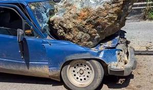 Roca de gran tamaño cae sobre vehículo en la avenida del Puerto de Jarabacoa