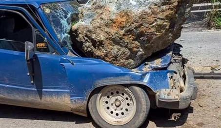 Roca de gran tamaño cae sobre vehículo en la avenida del Puerto de Jarabacoa
