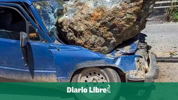 Roca cae sobre vehículo en la avenida del Puerto Jarabacoa