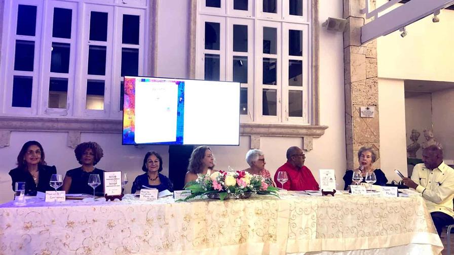 Voces poéticas dominicanas presentaron en Santo Domingo la antología Resistir publicada en París Voces poéticas dominicanas presentaron en Santo Domingo la antología Resistir publicada en París