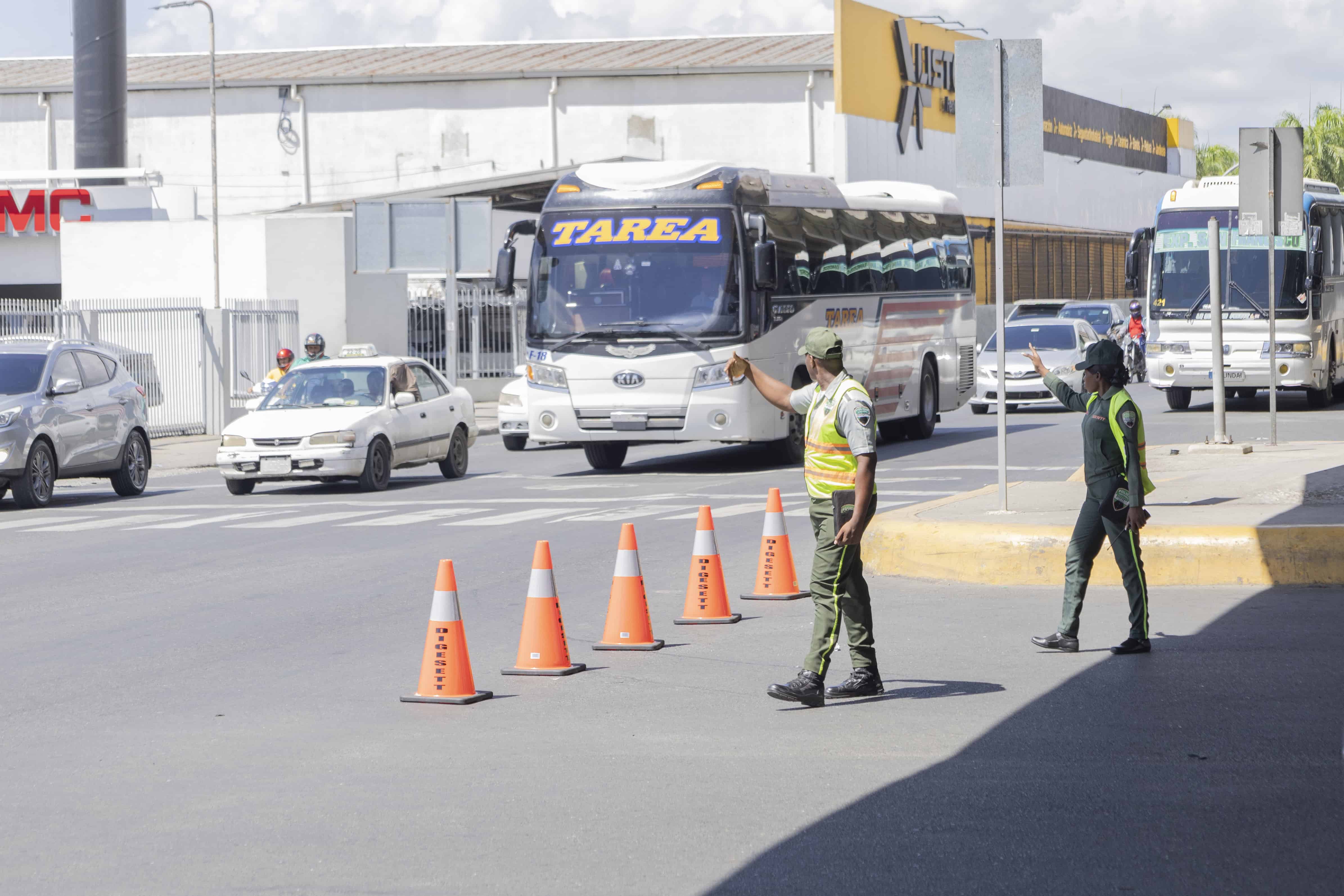 Conos que impiden el giro en la avenida John F. Kennedy de oeste a norte.