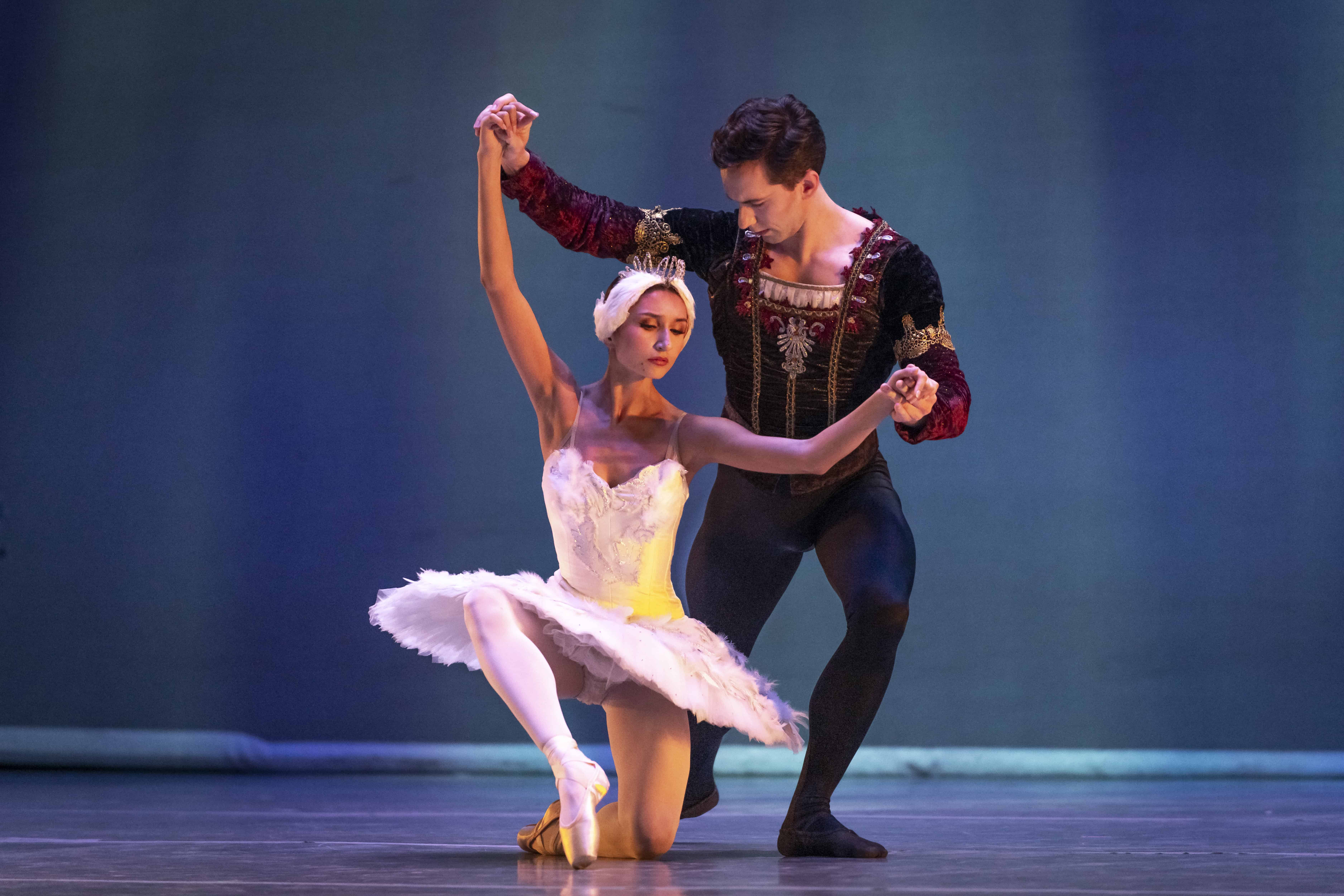 Los bailarines Emma Topalova y Patrick Yocum, del Boston Ballet, interpretaron el Pas de Deux del Cisne Blanco (segundo acto) en la decimosexta edición de la Gala de Estrellas de la Danza Mundial este sábado 13 de septiembre de 2025.