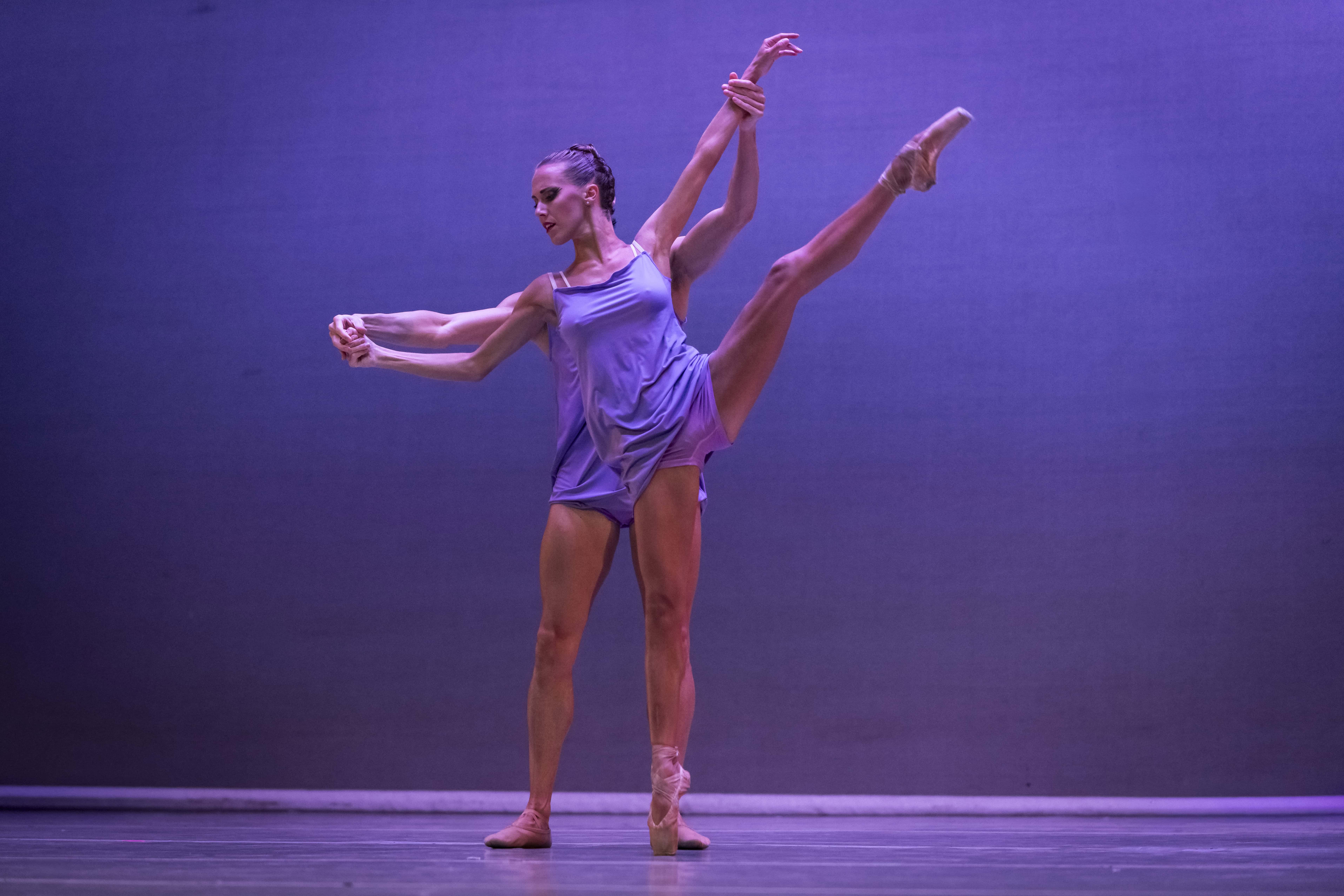 Pieza Eclipse por los bailarines Elisabetta Formento y Cristiano Principato en la decimosexta edición de la Gala de Estrellas de la Danza Mundial este sábado 13 de septiembre de 2025.