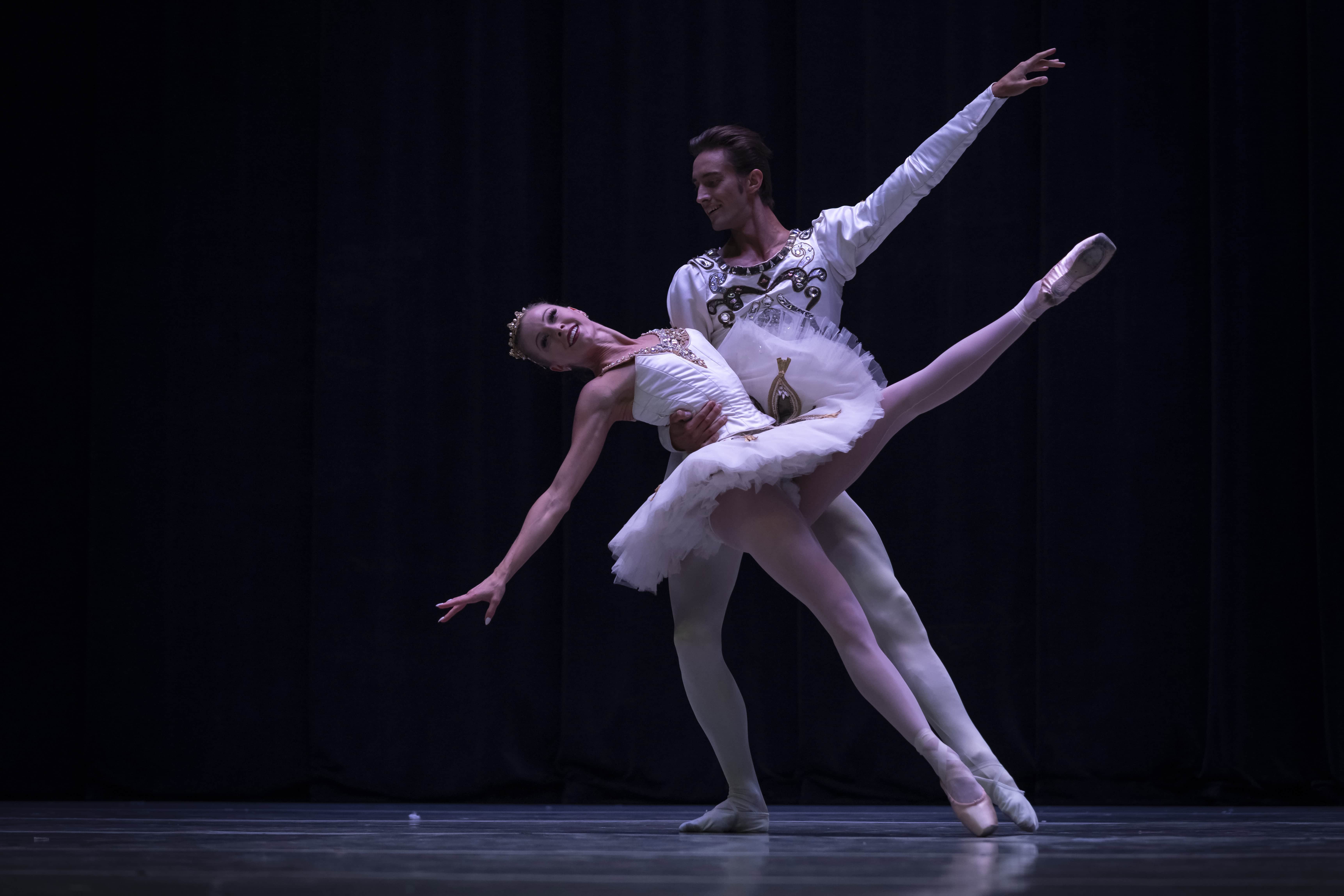 Interpretación del Miami City Ballet, a cargo de Daw Atkins y Stas Olshankyi; pieza Diamonds del ballet Jewels en la decimosexta edición de la Gala de Estrellas de la Danza Mundial este sábado 13 de septiembre de 2025.