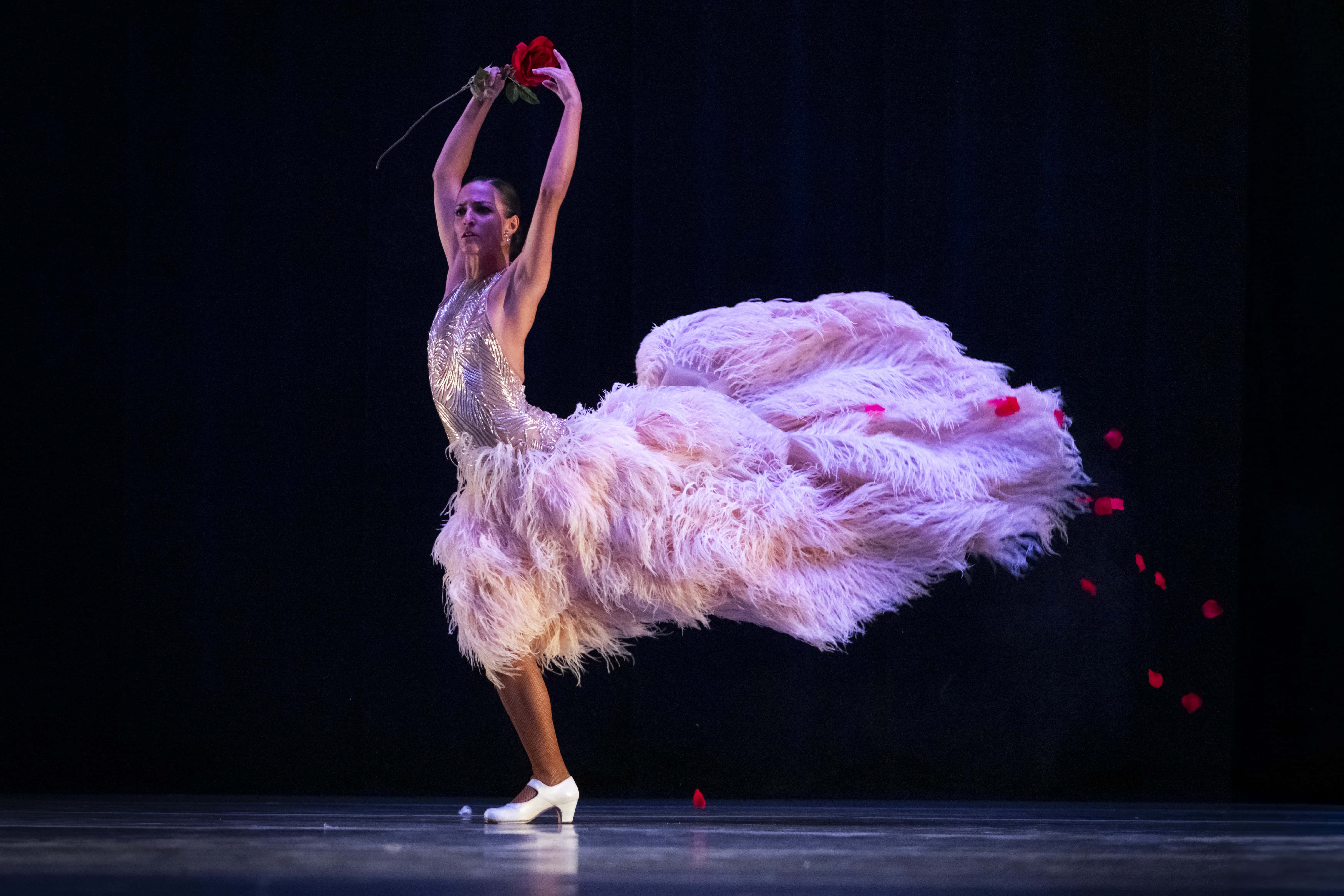 La bailarina Española Patricia Donn hizo gala de su impecable del Flamenco, luciendo un exclusivo vestido diseñado por la casa de Oscar de La Renta decimosexta edición de la Gala de Estrellas de la Danza Mundial este sábado 13 de septiembre de 2025.