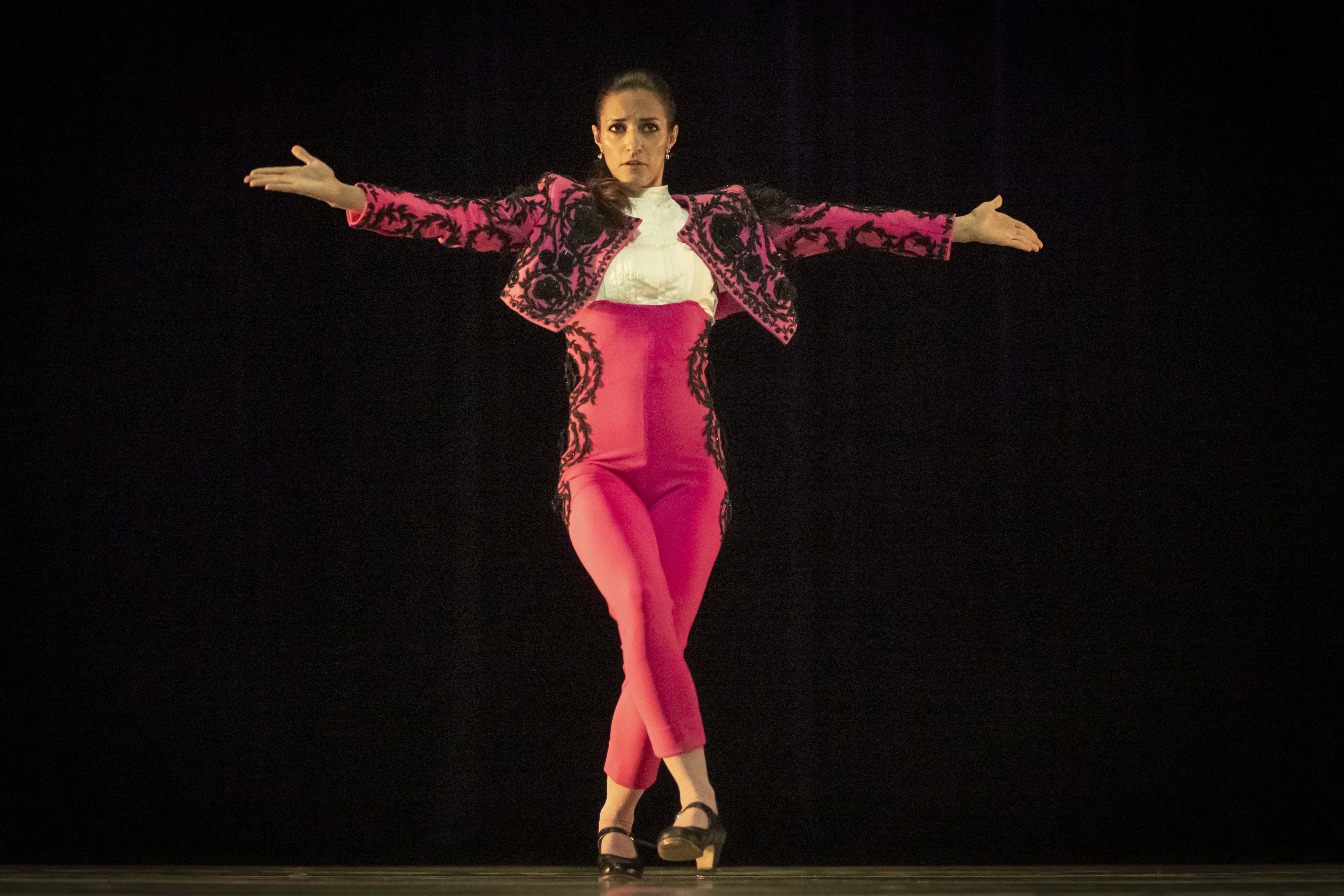 La coreografía Luna Nueva fue magistralmente interpretada por Patricia Donn, con vestuarios de de la casa de Moda Oscar de la Renta en la decimosexta edición de la Gala de Estrellas de la Danza Mundial este sábado 13 de septiembre de 2025.