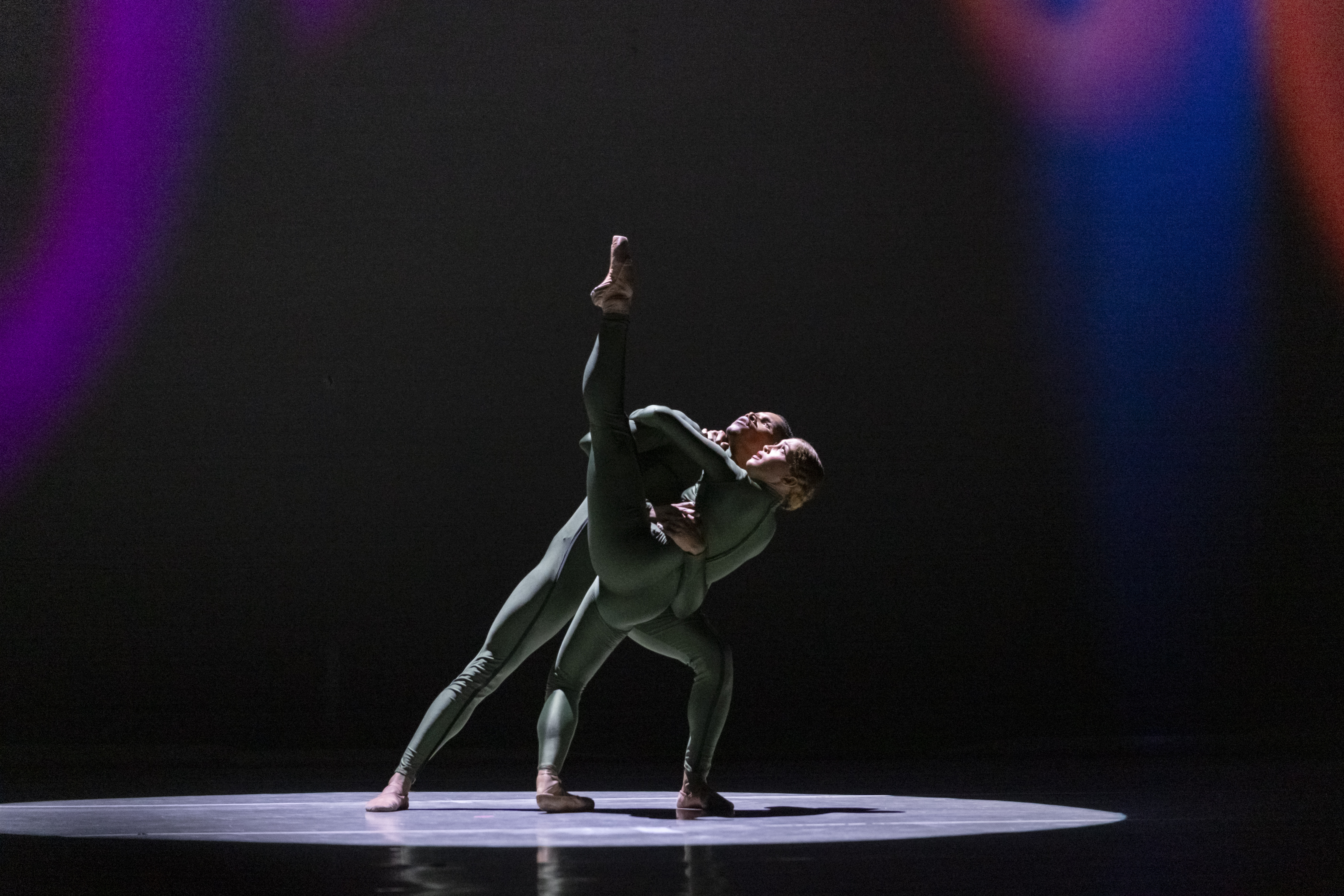Intérpretes del Ballet Nacional Yuleidi Pérez y Javier Genao en la pieza Sinestesia del coreógrafo Pablo Pérez en la decimosexta edición de la Gala de Estrellas de la Danza Mundial este sábado 13 de septiembre de 2025.