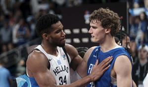 Video| Giannis Antetokounmpo se cuelga una medalla ante la orgullosa Finlandia