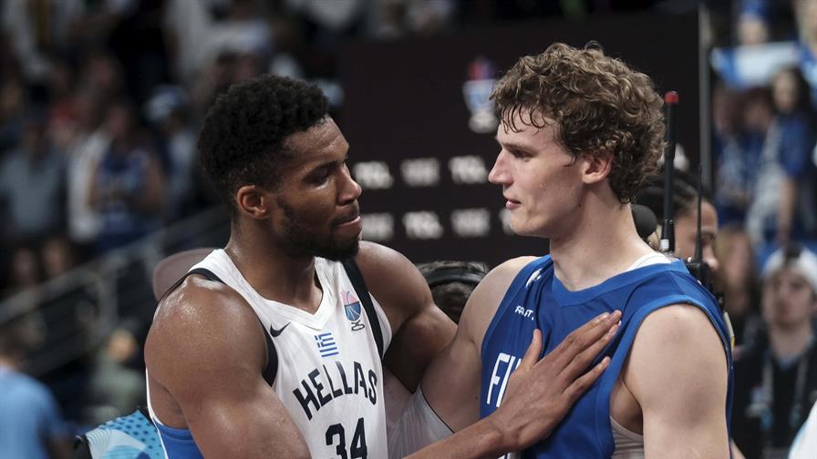 Video| Giannis Antetokounmpo se cuelga una medalla ante la orgullosa Finlandia