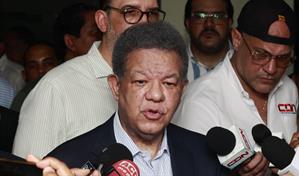 Leonel Fernández vota en elecciones para ratificarlo junto a las demás autoridades de FP