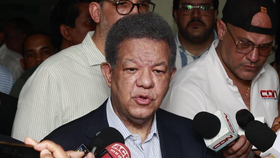 Leonel Fernández vota en elecciones para ratificarlo junto a las demás autoridades de FP Leonel Fernández vota en elecciones para ratificarlo junto a las demás autoridades de FP