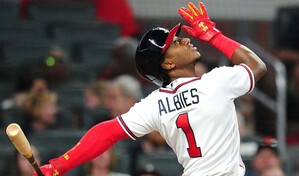 Con batazo de Ozzie Albies, los Bravos dejana en el terreno a los Cerveceros