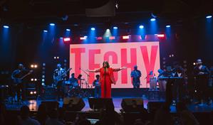 Techy conquista a su público con una noche de música, humor y emociones