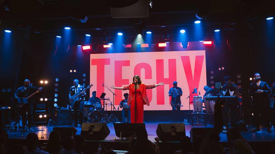 Techy conquista a su público con una noche de música, humor y emociones