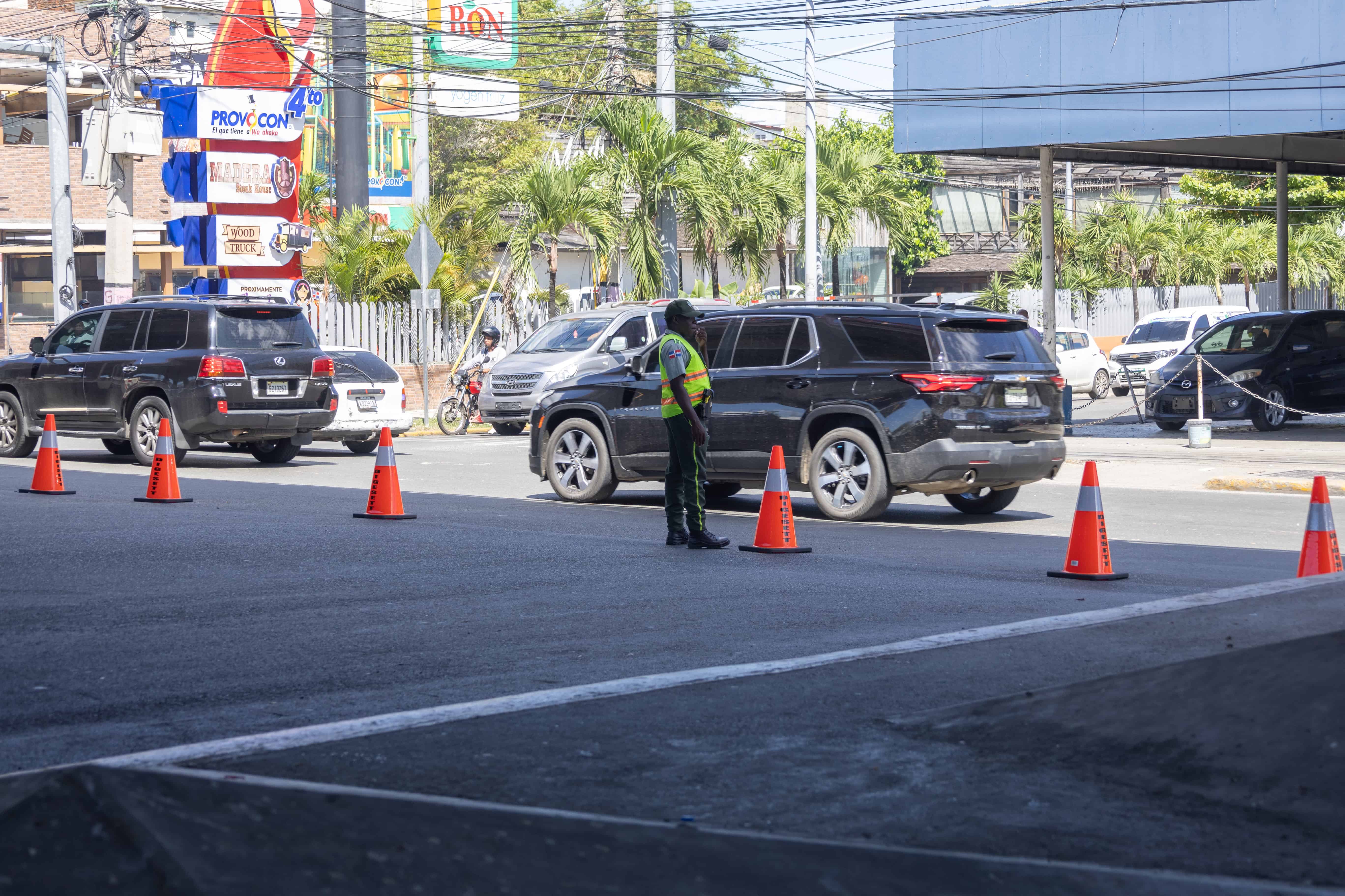Los agentes de la Digesett orientan a los conductores.
