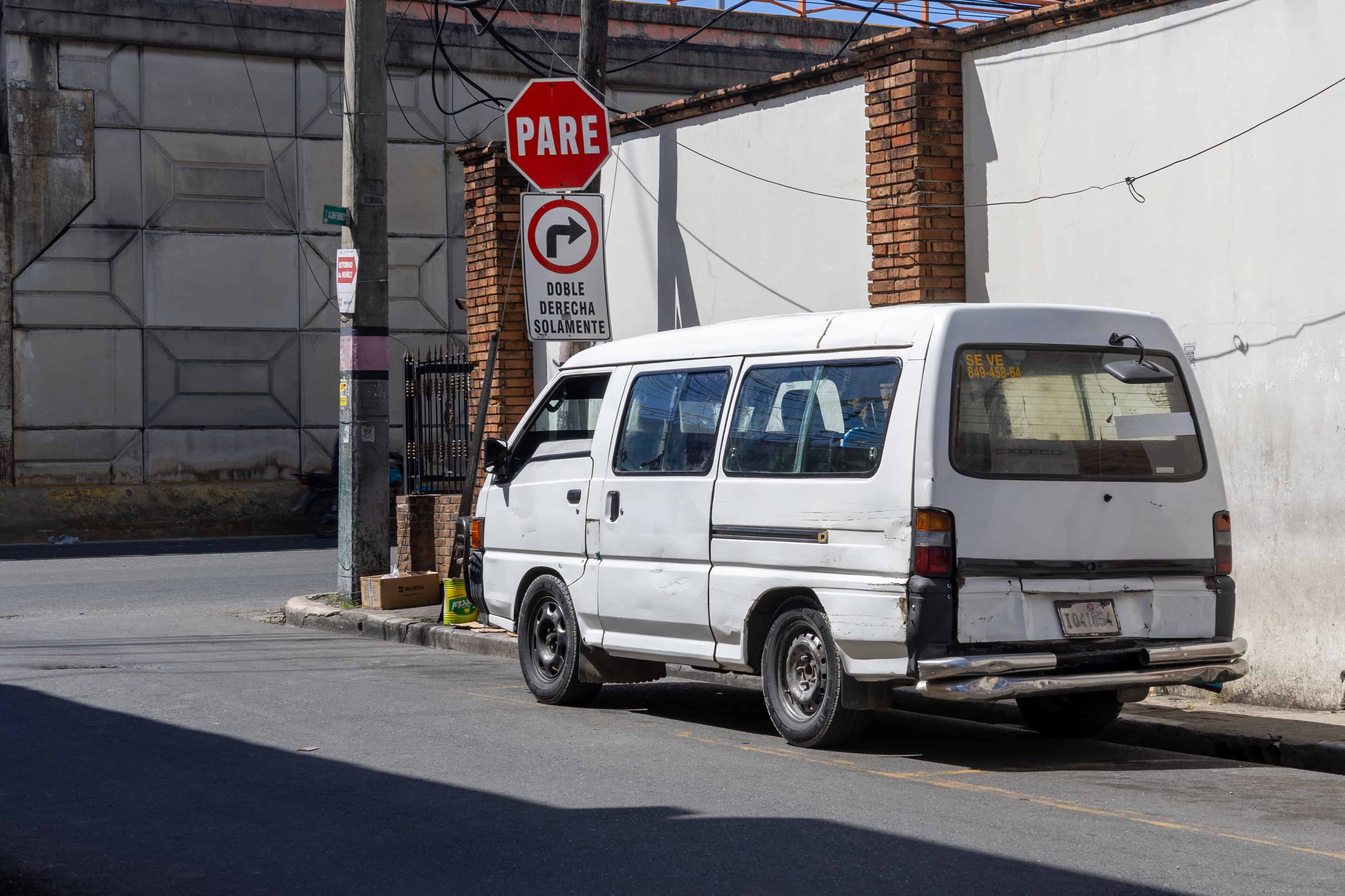 Esta es la calle Yanay por donde giran algunos de los vehículos para incorporarse a la Núñez y en se estacionan minibuses, lo que complica la situación.