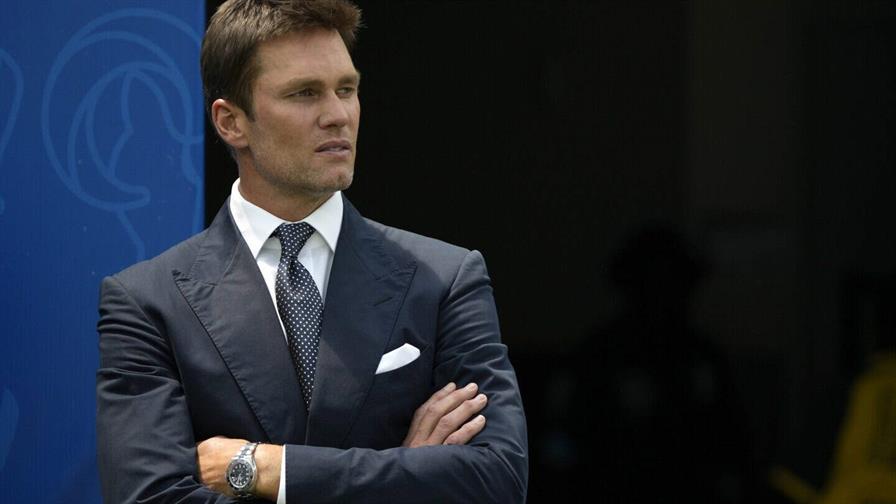 Tom Brady sale del retiro para jugar fútbol bandera en Arabia Saudí