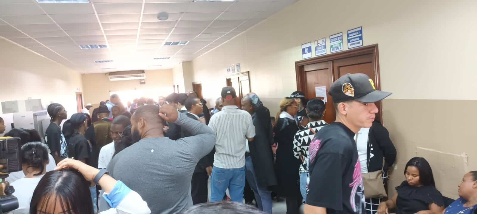 Los pasillos del Palacio de Justicia de Santo Domingo Este, en la avenida Charles de Gaulle, siempre están llenos de personas. 