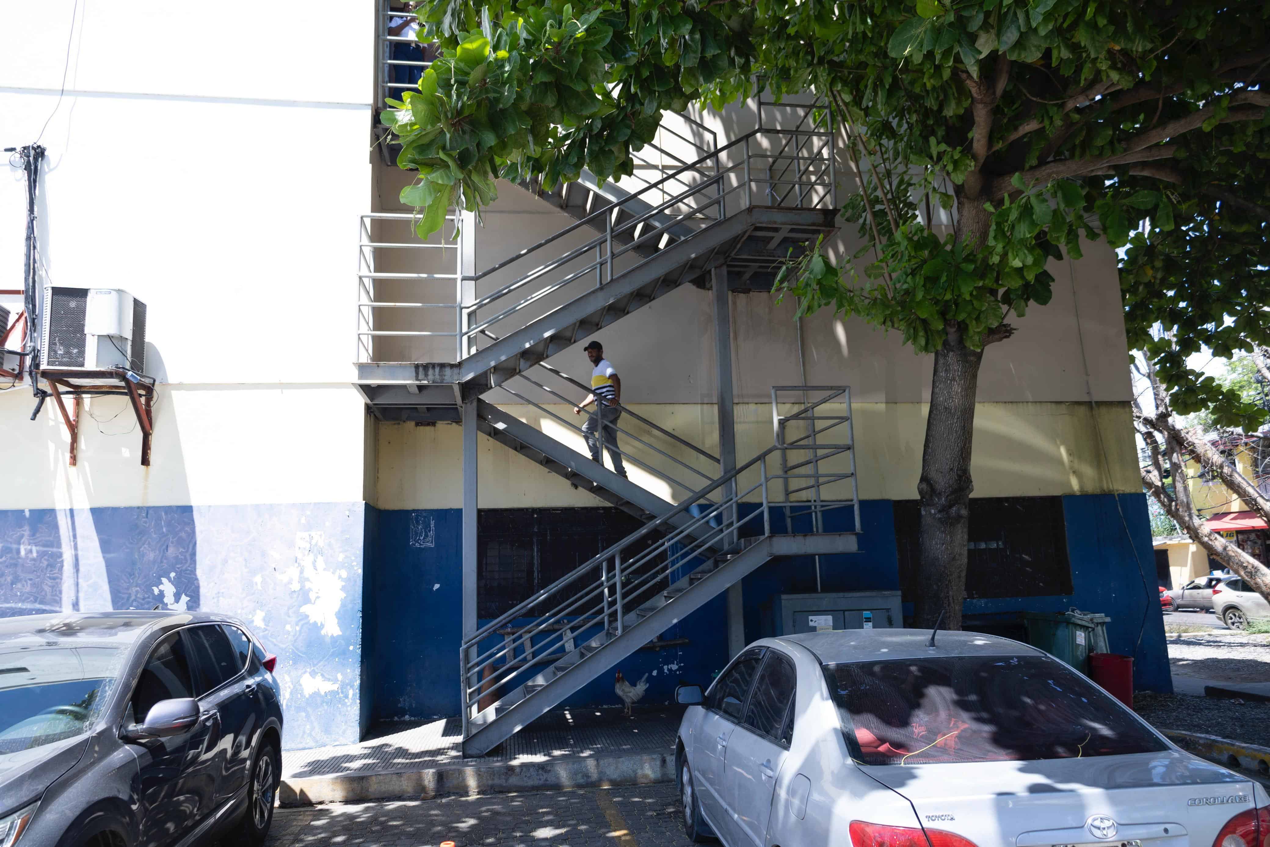 El edificio en Los Mameyes que alberga a las cortes de Santo Domingo Este hay que subir por una escalera trasera.