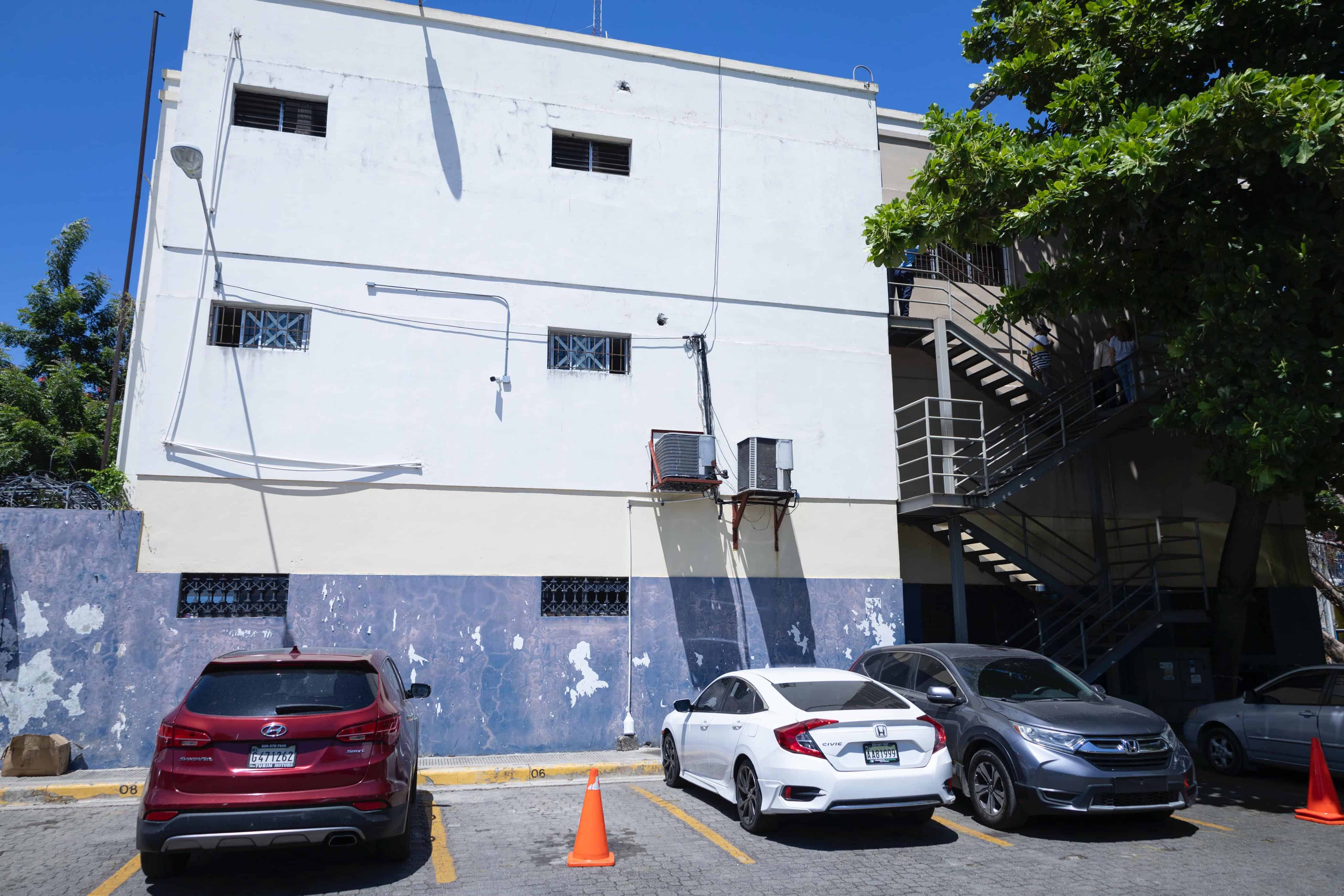 Edificio en el que hay que subir a las cortes de Santo Domingo Este a través de una escalera trasera.
