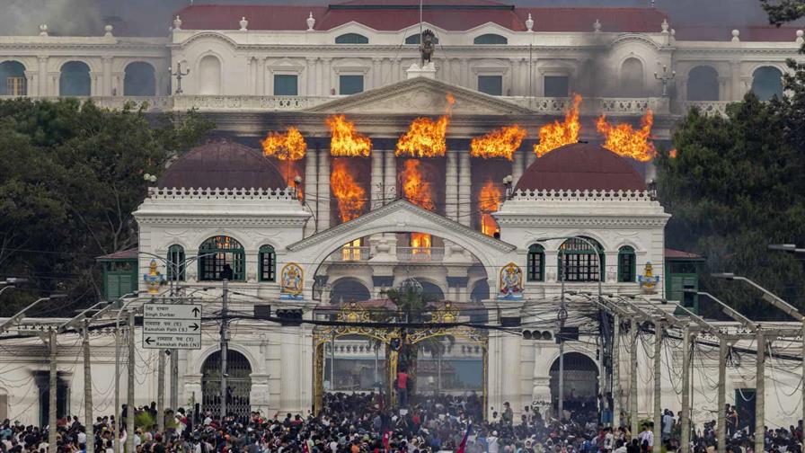 Desmienten la muerte de la esposa de un ex primer ministro nepalí atacada en las protestas