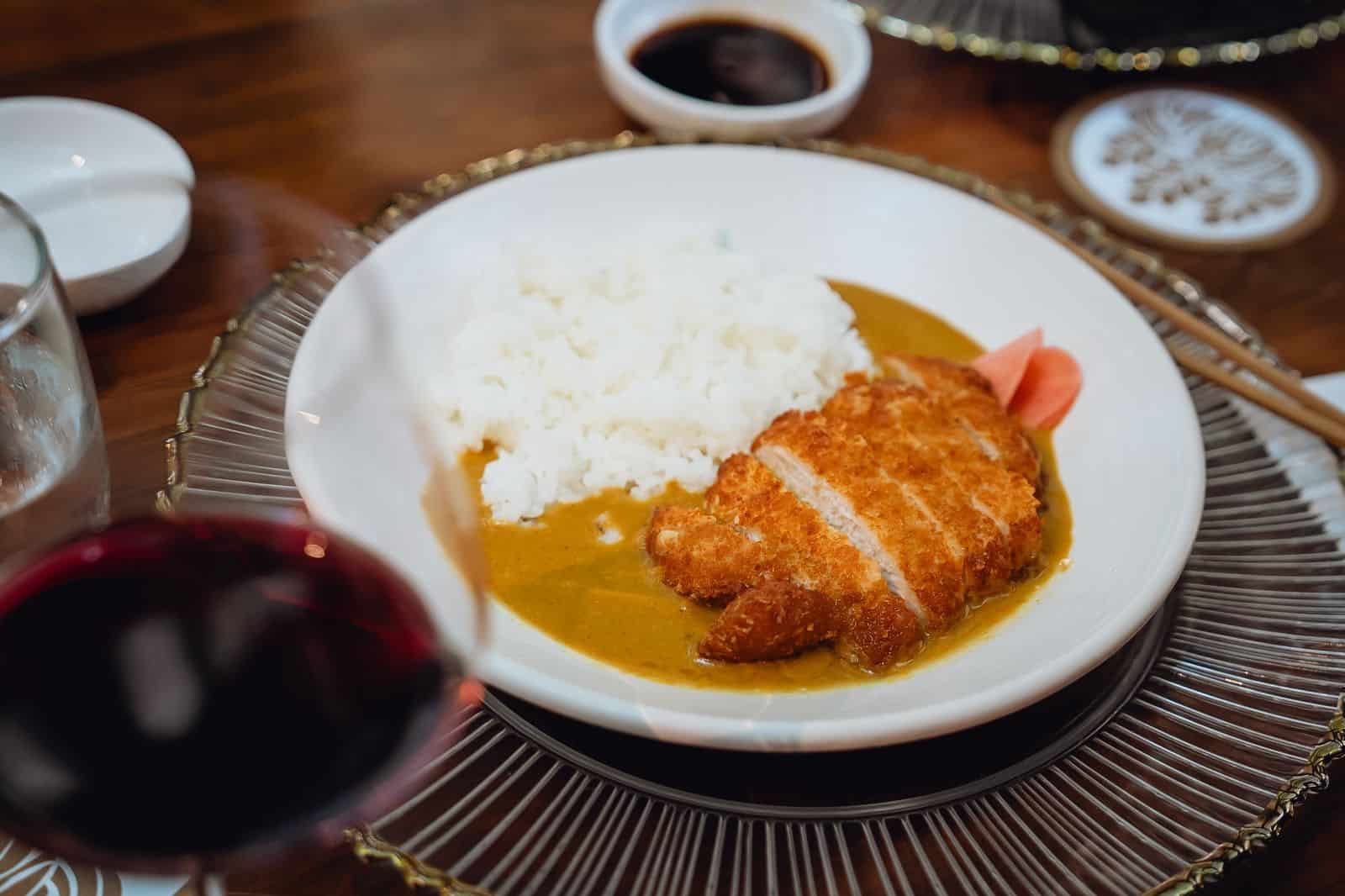 Katsu Curry Rice, una de las opciones de plato fuerte de Samurai para el Restaurant Week Santo Domingo 2025.