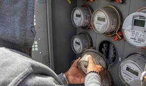 Edesur informa el apresamiento de dos hombres por intento de conexión ilegal en Bella Vista