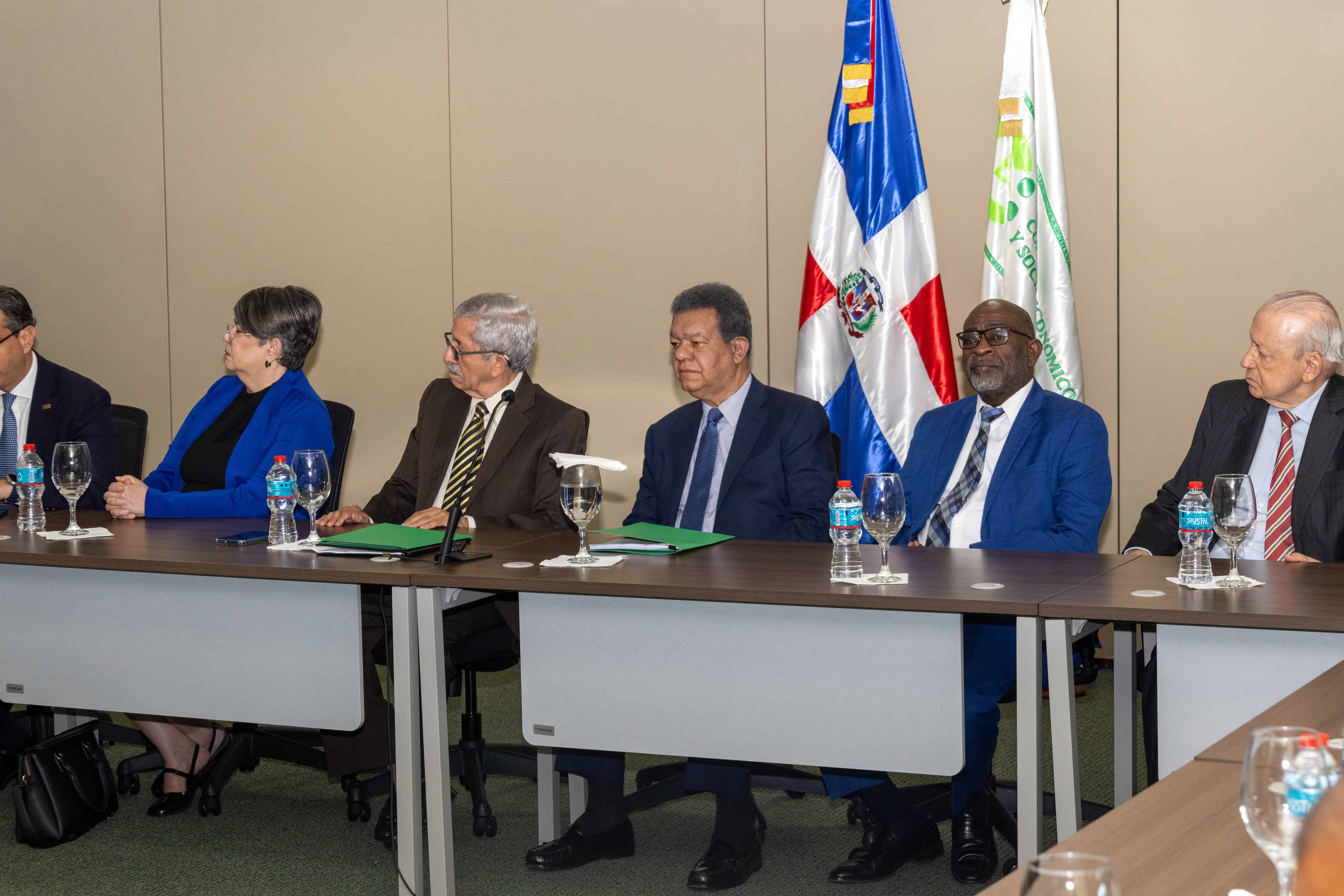 El presidente del Consejo Económico y Social (CES), Rafael Toribio, entregó al expresidente Leonel Fernández las propuestas sobre la crisis haitiana en Funglode. 