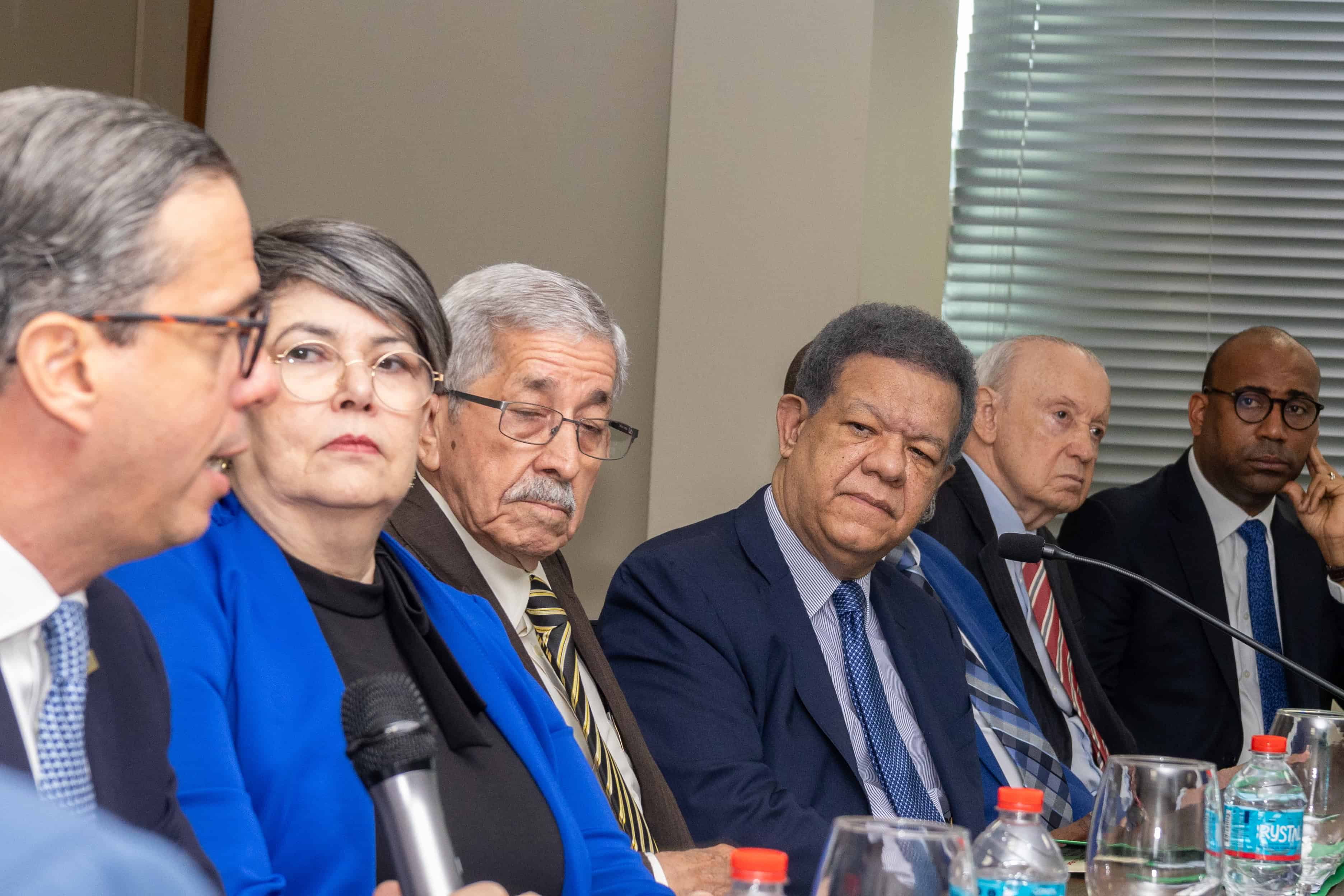 El presidente del Consejo Económico y Social (CES), Rafael Toribio, entregó al expresidente Leonel Fernández las propuestas sobre la crisis haitiana en Funglode. 