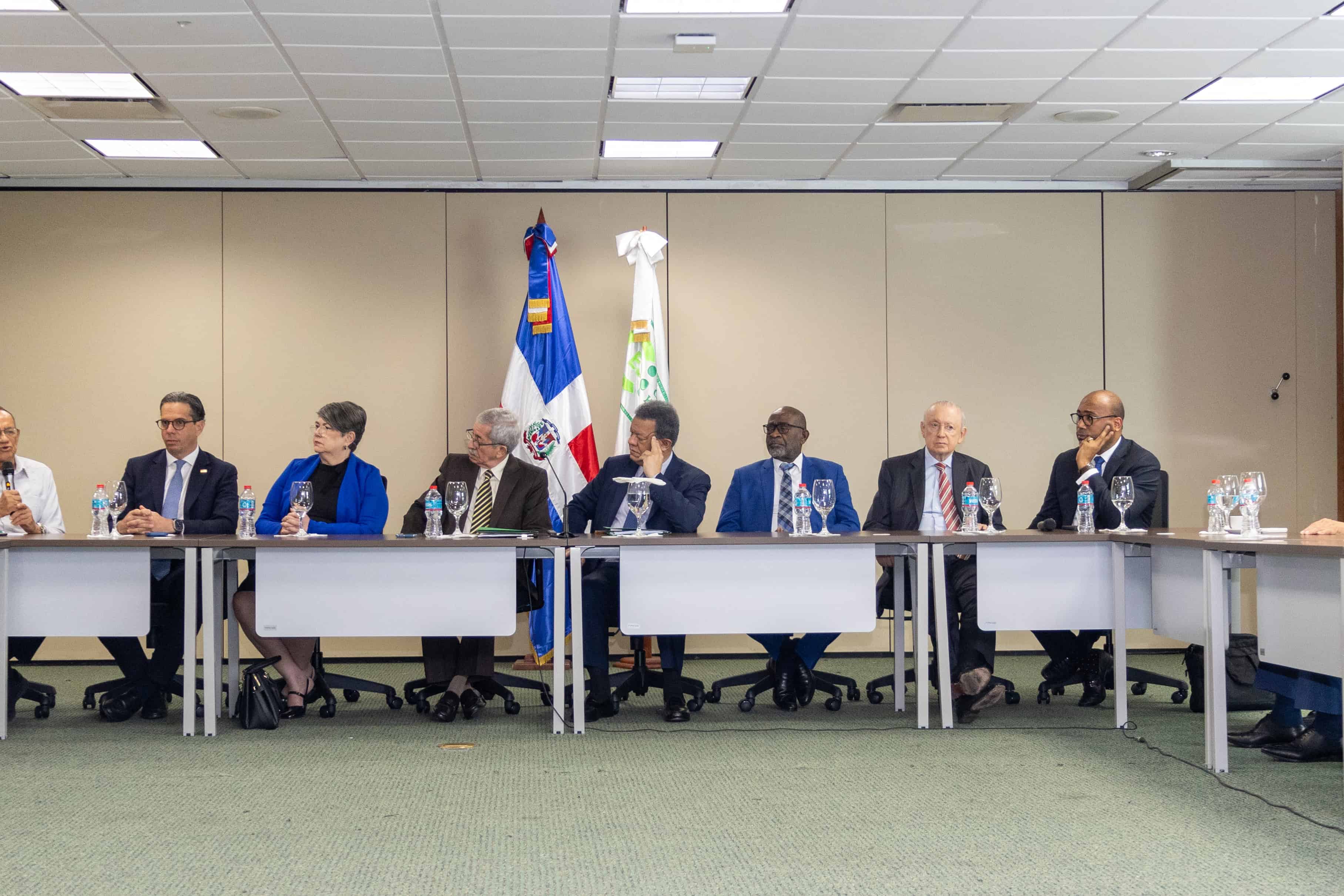El presidente del Consejo Económico y Social (CES), Rafael Toribio, entregó al expresidente Leonel Fernández las propuestas sobre la crisis haitiana en Funglode. 