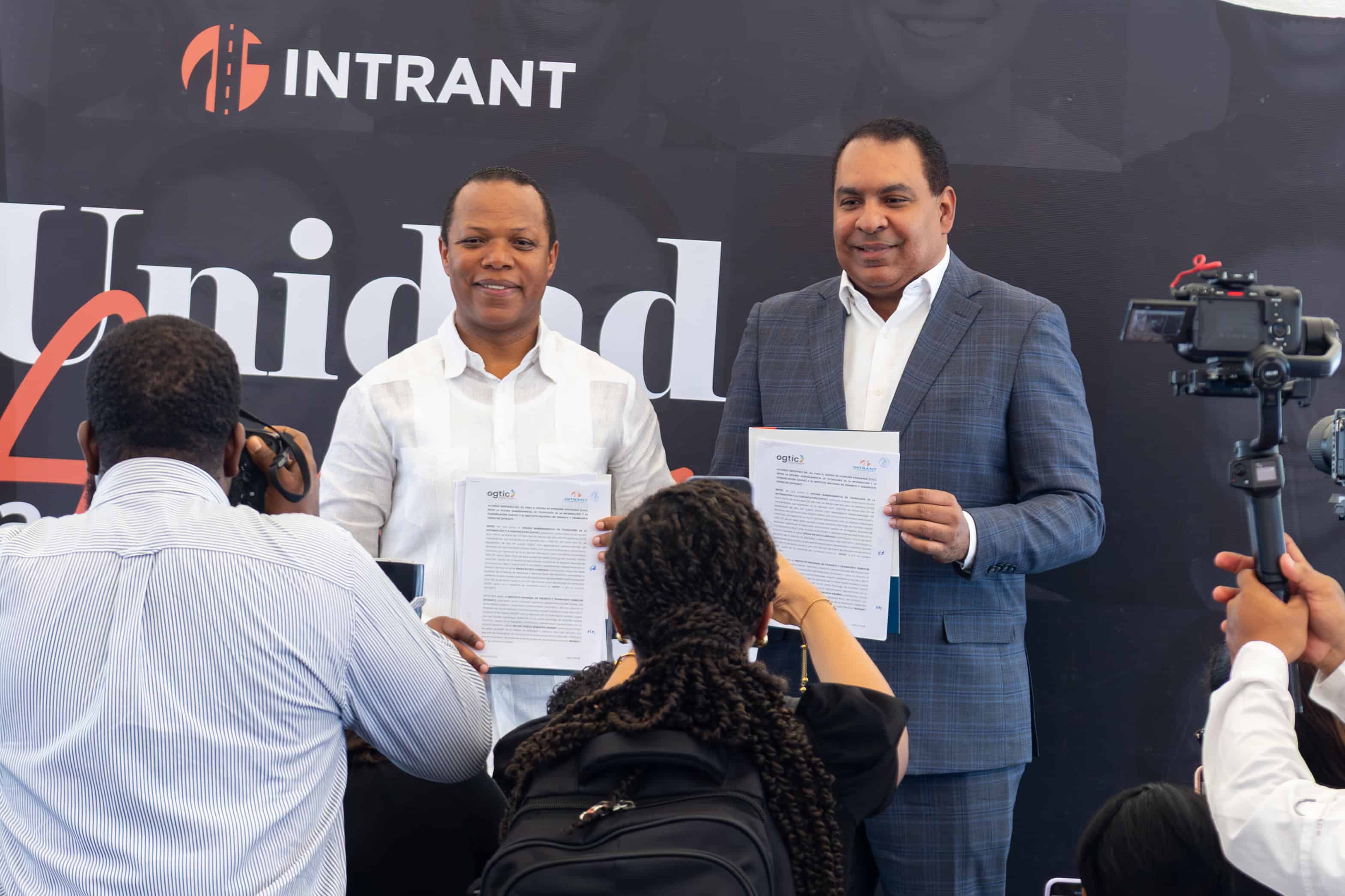 Morrison con Edgar de Jesús Batista, director de la Ogtic