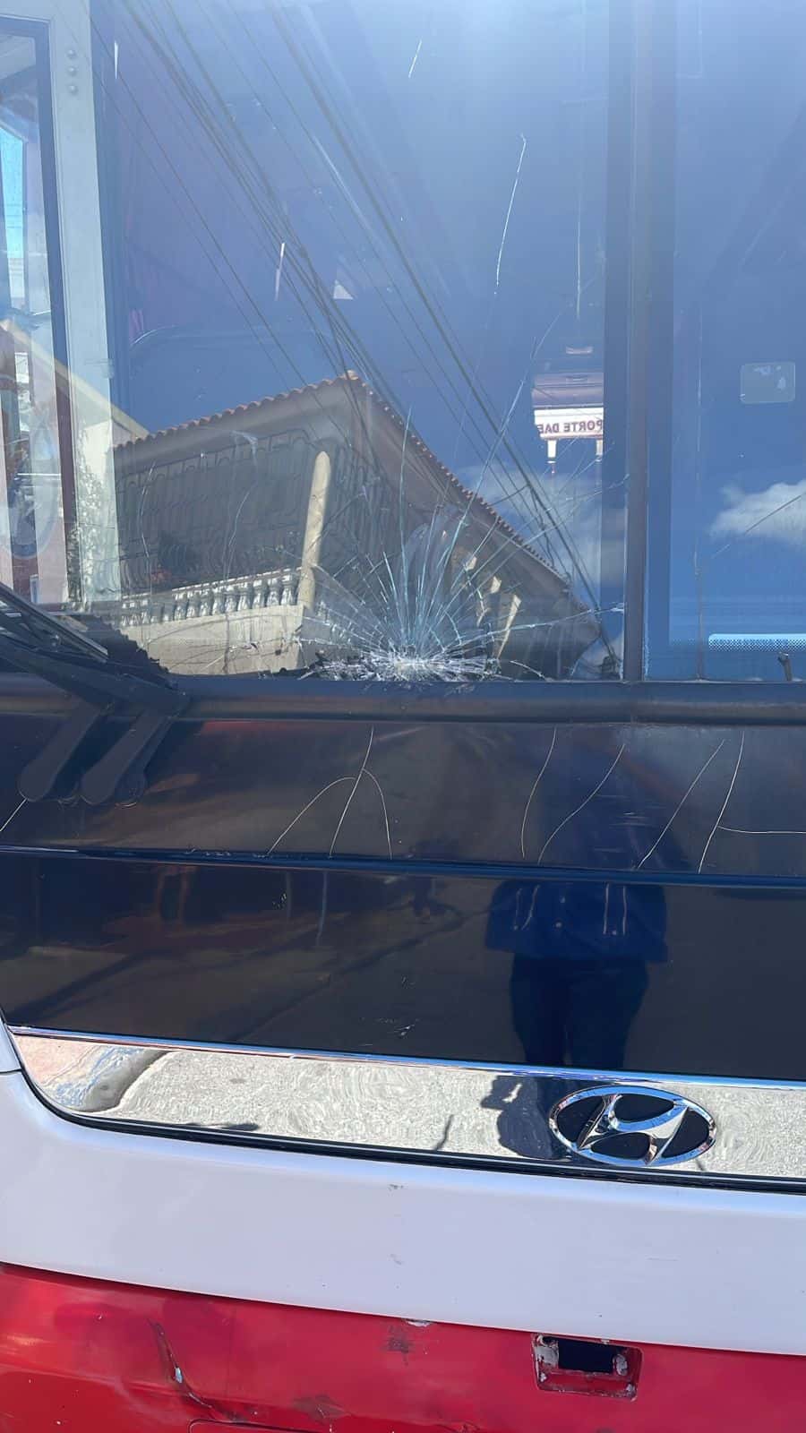 Vehículo que resultó con el cristal roto durante protestas en La Otra Banda por los apagones. 