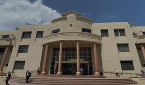 El hombre que estranguló a su madre en Santiago es condenado a 30 años de prisión