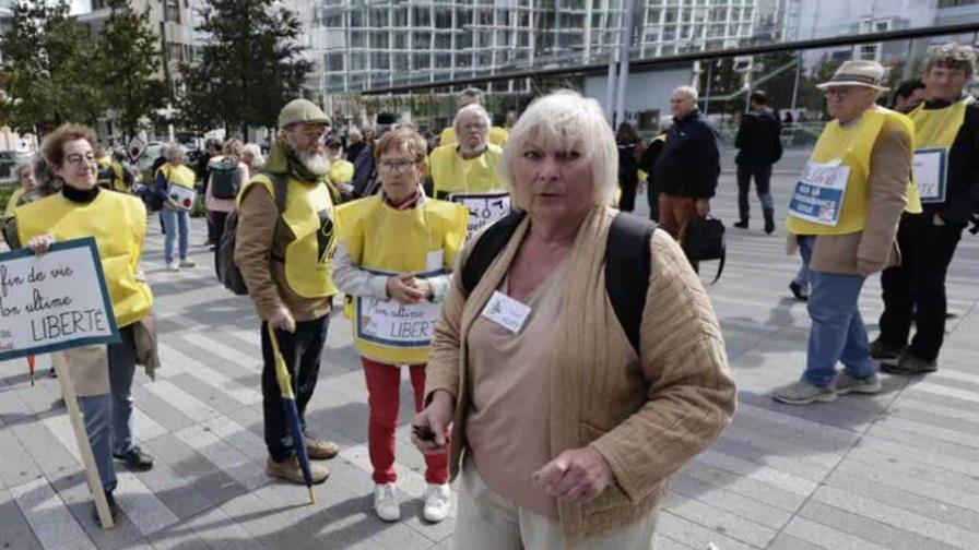 El tribunal de París juzga a doce activistas acusados de facilitar suicidios asistidos