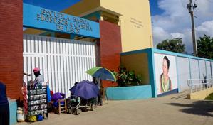 Roban alimentos y objetos de valor en escuela en Santiago