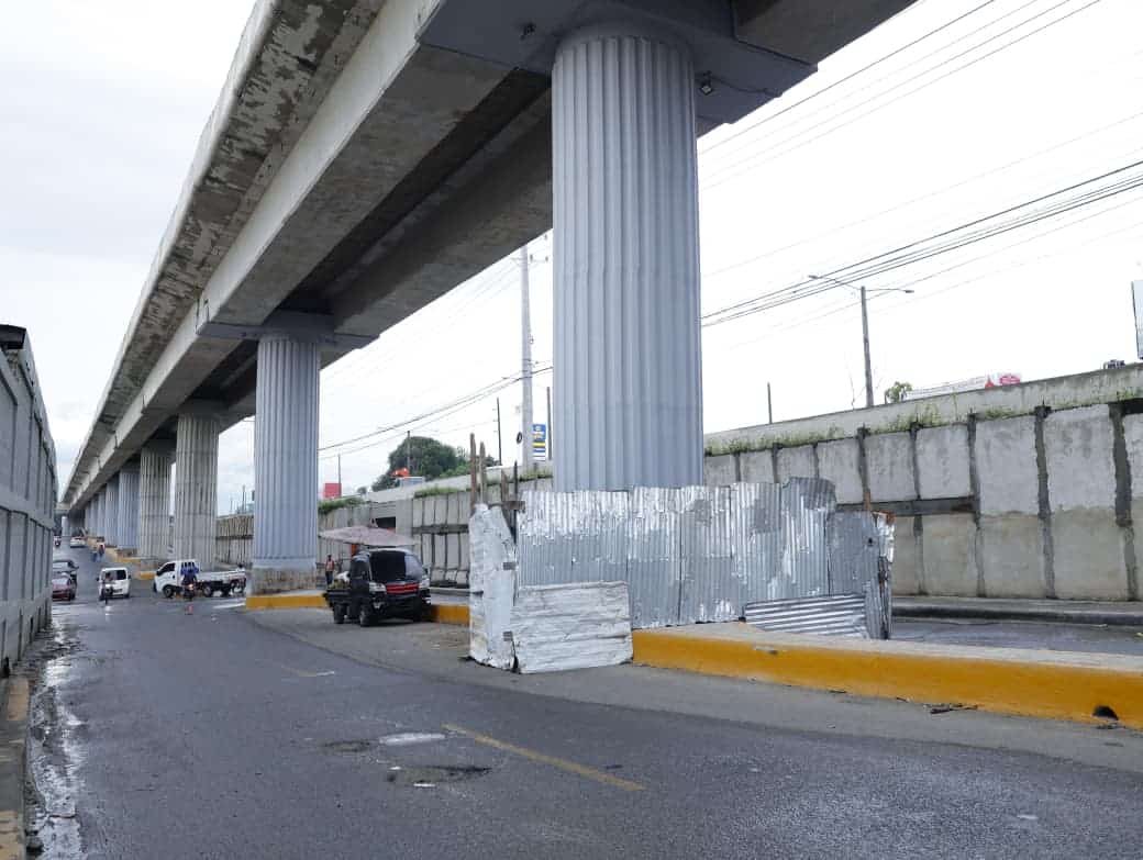 Columna del metro de Los Alcarrizos que presenta desprendimiento de 