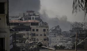 Los palestinos huyen en masa de Ciudad de Gaza, blanco de una ofensiva israelí