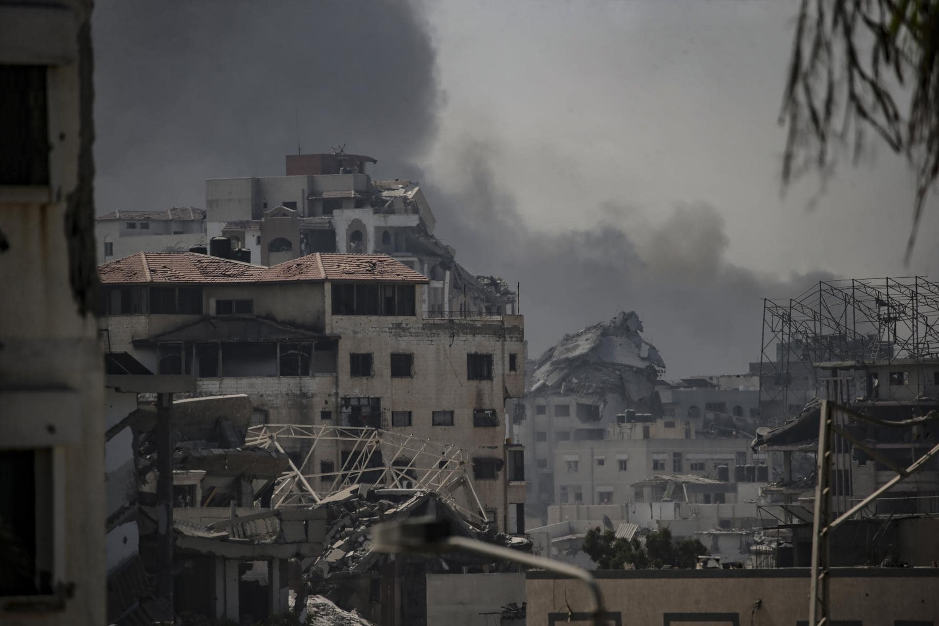 Los palestinos huyen en masa de Ciudad de Gaza, blanco de una ofensiva israelí