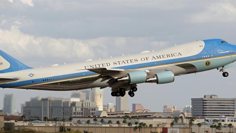 "¡Suelte el iPad!": así ordenaron a piloto de Spirit alejarse del Air Force One que transportaba a Trump y Melania