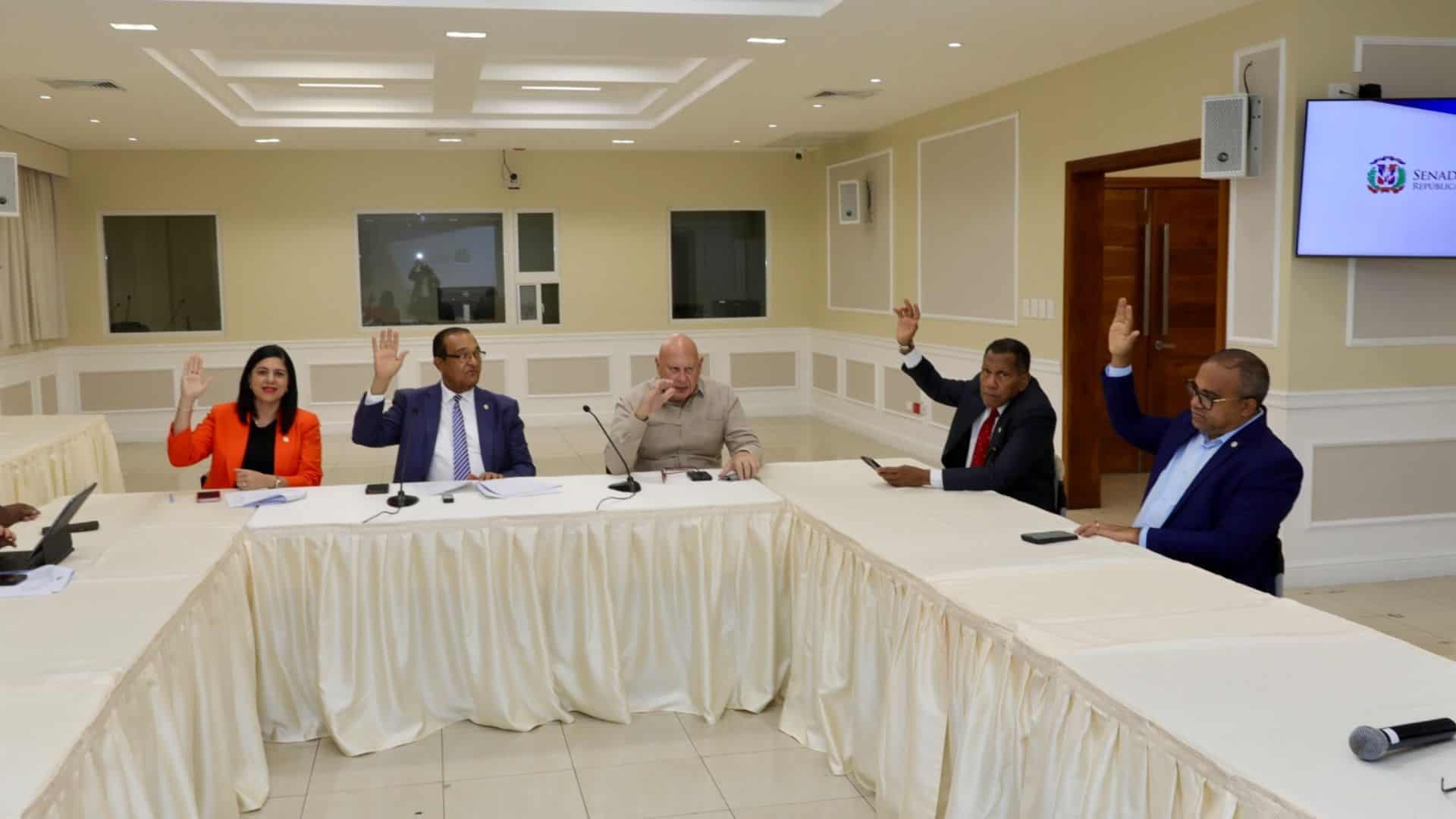Comisión del Senado aprueba resolución para regularizar derechos de titulación en Salinas de Baní